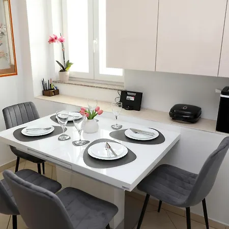 アパート Lanterna シベニク